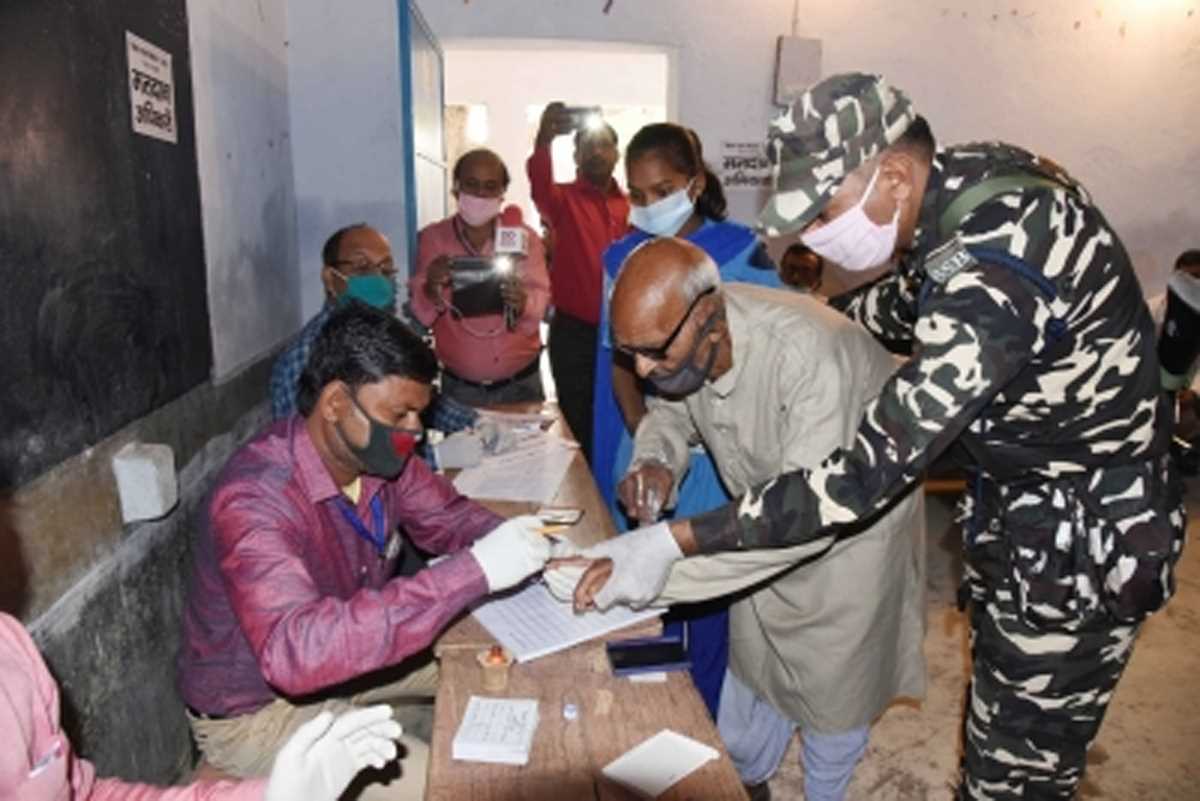 चुनाव तैयारियों की समीक्षा के लिए चुनाव आयोग की टीम पटना पहुंची